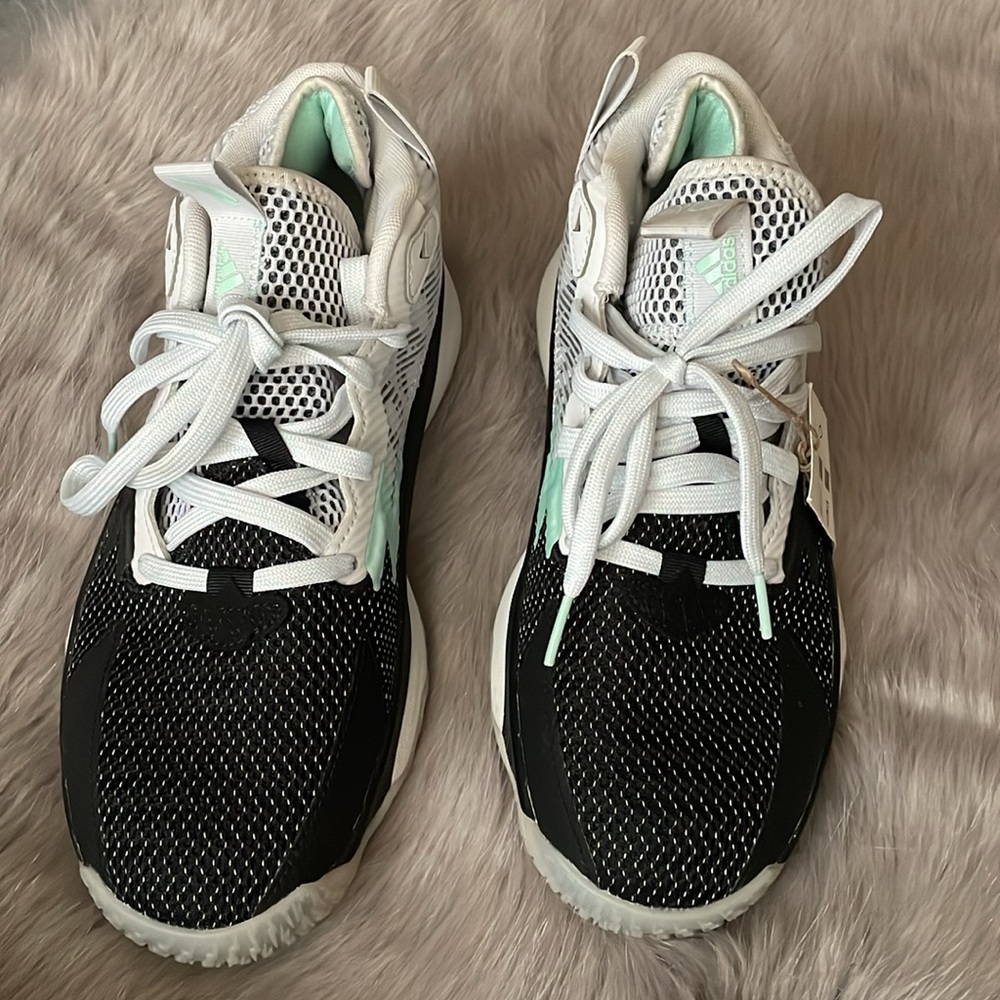 New Adidas Dame 8 ( size 7 men / 8 women ) ☑️